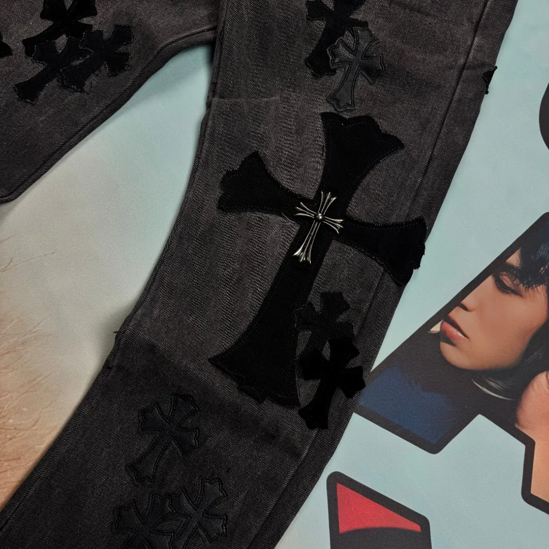 🅿️320 🔘Style No.-KL106 🔘Cro Heart𝐂𝐡𝐫𝐨𝐦𝐞 𝐇𝐞𝐚𝐫𝐭 SexRecords Series Metal Laminated Cross London Limited Black Bull King Jeans* [Same Style as Pan Weibai] The blockbuster in the fashion world is here! Chrome hearts and SexRecords co-branded the metal-veneer cross-fried snowflake black London Bull King limited edition jeans. They are definitely top-notch products in the fashion industry. Fashionistas should not miss it! These pants perfectly recreate the vintage feel. The special cowhide produced in Italy is carefully printed and cut accurately by craftsmen. It is then matched with customized sheepskin and is carefully pasted with three layers of thick lines. The overall splicing process is unique, combined with heavy washing and dyeing, and every detail exudes unparalleled design charm. It adopts three-dimensional cutting and has a loose and comfortable fit. It can be easily controlled by any figure and has a great effect of making you taller and slimmer. Carefully crafted by a major manufacturer and following the strict quality control standards of the original factory, the quality is impeccable. Wearing it will instantly transform you into the focus of street fashion.  Size: S M L XL XXL (28.30.32.34.36) Color: Black Gray